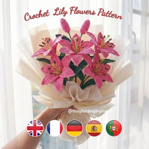 Puede incluir: Un ramo de flores de lirio rosas de ganchillo, envuelto en papel color crema. Las flores tienen pétalos detallados y tallos verdes. El texto "Crochet Lily Flowers Pattern" está en la parte superior. El identificador de Instagram @huyhoangbyngan está en la parte inferior.