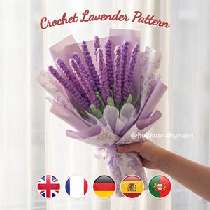 Könnte beinhalten: Ein Strauß gehäkelter Lavendelblüten, verpackt in lila Papier und mit einem Band gebunden. Der Lavendel hat eine leuchtende lila Farbe mit grünen Stielen und Blättern. Der Text "Crochet Lavender Pattern" wird oben angezeigt.