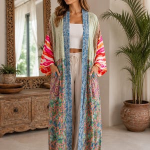 Kimono in seta riciclata, giacca lunga patchwork in stile boho, copricostume fatto a mano, abbigliamento resort unisex