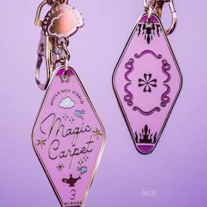 Zauberteppich Disney Märchen Schlüsselanhänger aus Metall - Disney's Aladdin Zauberteppich Fahrt | Flaschengeist, Prinzessin Jasmin, Fantasyland, Lampe, Taschenanhänger