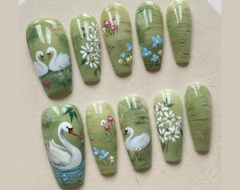 Uñas elegantes con diseño de cisne, uñas con diseño de prado floral pintadas a mano, uñas con diseño natural en verde pastel, set de decoración de uñas cottagecore, uñas almendra primaveral.