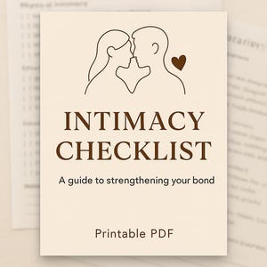 Op de afbeelding: Een beige afdrukbare PDF met de titel "Intimacy Checklist" met een lijntekening van twee kussende mensen en een hart. De tekst luidt "A guide to strengthening your bond" en "Printable PDF".