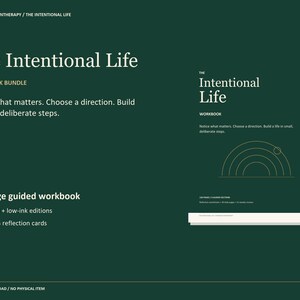 Può includere: Un pacchetto di cartelle di lavoro digitali verde scuro intitolato The Intentional Life. Il testo recita: Notice what matters. Choose a direction. Build in small, deliberate steps. Include una cartella di 120 pagine, edizioni A4 e 24 schede.