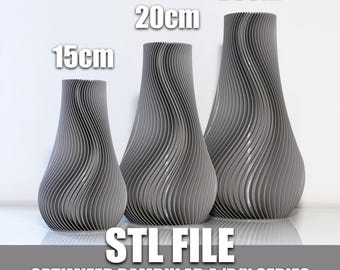 Pode incluir: Três vasos cinzentos com padrões de ondas de diferentes alturas: 15 cm, 20 cm e 25 cm. Os vasos são exibidos sobre um fundo branco. O texto na parte inferior diz "STL FILE OPTIMIZED BAMBULAB A/P/X SERIES."