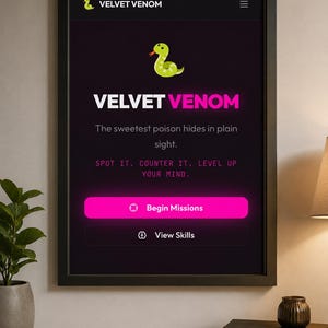 以下が含まれることがあります： 白とピンクの「VELVET VENOM」の文字が入った額入りのポスター。ポスターには漫画のヘビと「最も甘い毒は目に見えるところに隠されている」と「ミッションを開始する」というフレーズが描かれています。フレームは黒です。