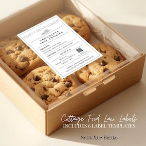 Op de afbeelding: Een doos met chocolate chip cookies met een doorzichtig deksel. De koekjes zijn goudbruin met zichtbare chocolade chips. Een label op de doos luidt "Sweet Crumb Bakery Chocolate Chip Cookies". De doos is gelabeld "Cottage Food Law Labels" en "Includes 6 Label Templates."