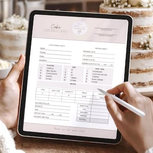 Puede incluir: Una tableta muestra un "Formulario de pedido de pastel" con campos para información del cliente, sabores y complementos. Se utiliza un lápiz óptico blanco para rellenar el formulario. Un pastel de dos niveles con decoraciones florales está en el fondo.