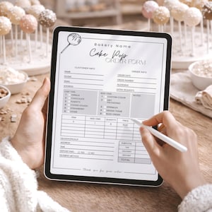 Puede incluir: Una tableta digital que muestra un formulario de pedido de cake pops. El formulario incluye secciones para la información del cliente y del pedido, con opciones para los sabores de cake pops y complementos. Se utiliza un lápiz óptico para rellenar el formulario. Los cake pops son visibles en el fondo.