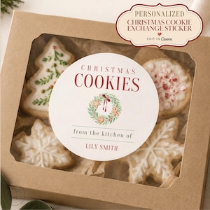 Pode incluir: Uma caixa de papelão marrom com uma janela transparente contendo quatro biscoitos de Natal decorados. Um adesivo branco redondo na janela diz CHRISTMAS COOKIES com uma ilustração de guirlanda e o texto from the kitchen of LILY SMITH.