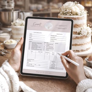 Puede incluir: Una tableta digital que muestra un formulario de pedido de eventos, con texto que incluye "Event Order Form" y "Thank you for your order!". Se utiliza un lápiz óptico para completar el formulario. Dos pasteles decorados en el fondo.
