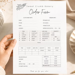 Puede incluir: Un formulario de pedido de Sweet Crumb Bakery con detalles florales. El formulario incluye secciones para información del cliente y del pedido, detalles de los artículos y un mensaje de agradecimiento. Se ven una magdalena y un bolígrafo.