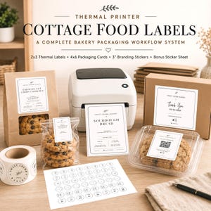 Può includere: Una stampante termica bianca con un'etichetta che stampa una lista di ingredienti per pane a lievitazione naturale. Include sacchetti di carta marrone, bustine trasparenti per biscotti, una scatola di cartone, adesivi rotondi e un contenitore.