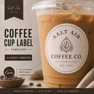 Pode incluir: Um modelo de etiqueta circular branca para copo de café com o texto Salt Air Coffee Co. e Est. 2026 e um emblema central de grão de café. A etiqueta é exibida num copo de plástico transparente com café gelado, juntamente com elementos de texto como Salt Air Edits, Coffee Cup Label Template, Classic Emblem e Edit in Canva.