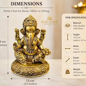 K&ouml;nnte beinhalten: Eine Ganesha-Statue aus massivem Messing mit detaillierten Verzierungen, 10,2 cm hoch, 7,5 cm breit und 6,0 cm tief, mit einem Gewicht von 240 Gramm. Die Gottheit sitzt auf einem blumenverzierten Sockel und h&auml;lt einen Lotus und eine Schale.