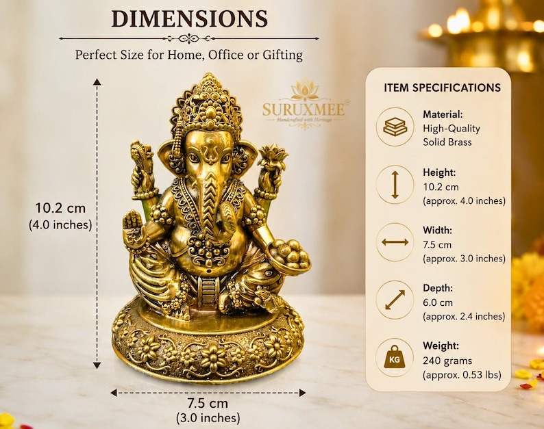 K&ouml;nnte beinhalten: Eine Ganesha-Statue aus massivem Messing mit detaillierten Verzierungen, 10,2 cm hoch, 7,5 cm breit und 6,0 cm tief, mit einem Gewicht von 240 Gramm. Die Gottheit sitzt auf einem blumenverzierten Sockel und h&auml;lt einen Lotus und eine Schale.