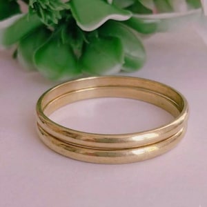 Conjunto de 2 brazaletes apilables de latón macizo, joyería única hecha a mano para uso diario, regalo para ella.