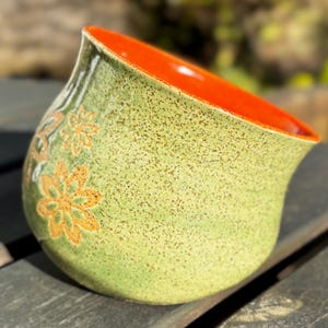 Può includere: Set di tre vasi in ceramica bianca con texture a coste. I vasi hanno altezze diverse: circa 25 cm, 20 cm e 15 cm. Design semplice e moderno.