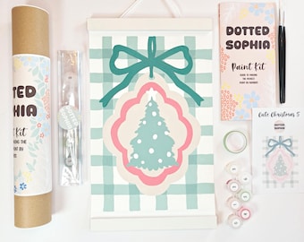 Puede incluir: Un kit de pintura por números Dotted Sophia que incluye un lienzo colgante con fondo de cuadros verde azulado y un adorno de árbol de Navidad con borde rosa. Incluye un tubo de cartón, botes de pintura, pinceles, guía y tarjeta de referencia.