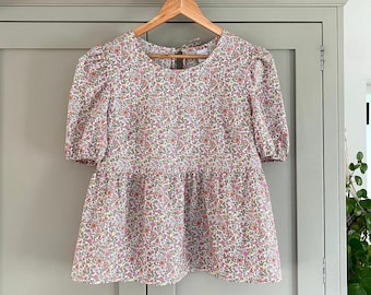 Chemisier Forget me not - Chemise à imprimé Liberty of London avec manches bouffantes et basque - chemisier d'été à encolure nouée