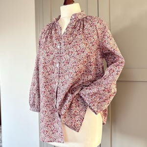 Puede incluir: Un juego de tres tazas de cerámica con acabado mate moteado. Las tazas son de color crema, marrón claro y marrón oscuro. Cada taza tiene un diseño simple y minimalista.