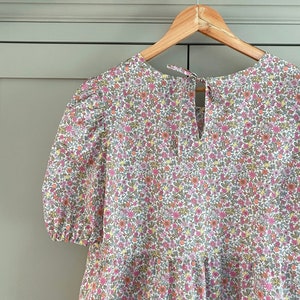 Chemisier Forget me not Chemise à imprimé Liberty of London avec manches bouffantes et basque chemisier d'été à encolure nouée image 3