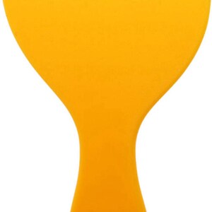 Könnte beinhalten: Ein gelbes Rakelwerkzeug mit einer breiten, flachen Klinge und einem langen, gebogenen Griff. Das Werkzeug besteht aus einem flexiblen Material und dient zum Auftragen oder Entfernen von Flüssigkeiten oder Folien von Oberflächen.