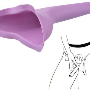 Puede incluir: Un dispositivo portátil para orinar femenino de color lavanda. El dispositivo tiene una abertura ancha y contorneada y un pico largo y cónico. También se muestra una ilustración de su uso.