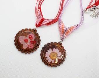 Wood and resin pendant, Flowers necklace, Beading flower necklace, Nature inspired gift, Pressed flower pendant, Pink flower pendant, Floral