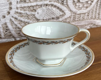 Hutschenreuther アンティーク陶器彫刻 Antique Hutschenreuther Hotel Mozart Tea Cup & Saucer - Etsy