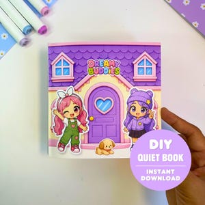 Può includere: Un libro silenzioso Dreamy Buddies con l'illustrazione di una casa viola e una finestra a forma di cuore sulla porta. Due personaggi dei cartoni animati e un cucciolo sono davanti alla casa. Un cerchio viola mostra il testo DIY QUIET BOOK INSTANT DOWNLOAD.