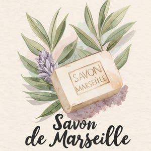 Puede incluir: Ilustración en acuarela de una pastilla de jabón Savon de Marseille, con el texto "Savon de Marseille" en cursiva. El jabón está rodeado de hojas verdes y una flor morada, sobre un fondo crema.