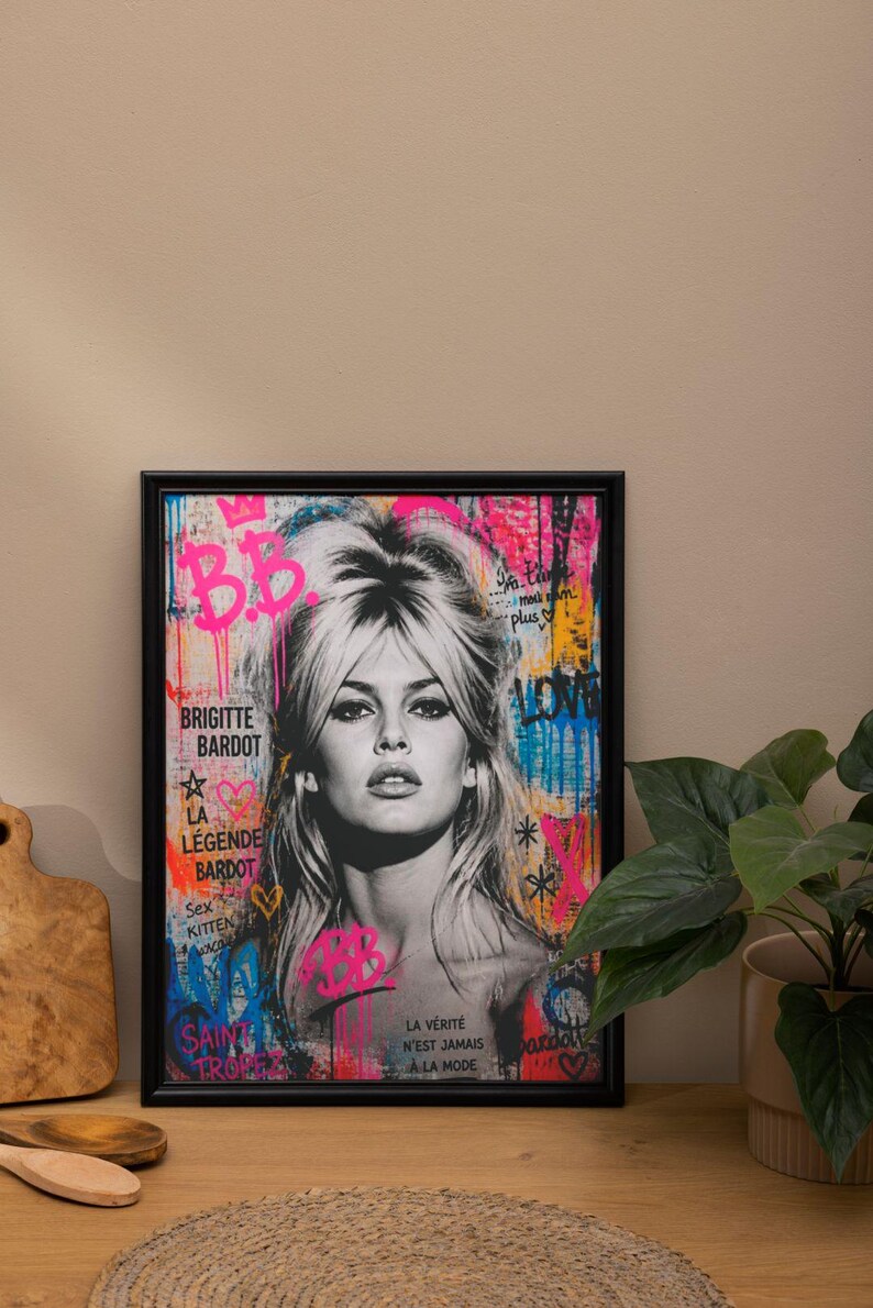 Puede incluir: Impresi&oacute;n art&iacute;stica enmarcada en negro con un retrato en blanco y negro de Brigitte Bardot, con acentos coloridos de estilo grafiti. La obra incluye texto como "B.B.", "Brigitte Bardot" y frases en franc&eacute;s.