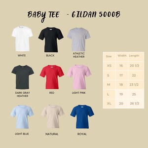 Op de afbeelding: Een selectie van Gildan 5000B baby-T-shirts in diverse kleuren, waaronder wit, zwart en rood. De afbeelding bevat een maattabel met afmetingen in inches, wat ongeveer 40.6cm, 43.2cm, 45.7cm, 48.3cm en 50.8cm breedte en 52.1cm, 55.9cm, 59.7cm, 63.5cm en 67.3cm lengte is. De tekst luidt "BABY TEE - GILDAN 5000B".