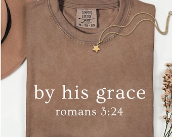 Camiseta By His Grace Comfort Colors®, Camiseta con versículo bíblico, Camiseta cristiana minimalista, Ropa cristiana, Camiseta religiosa, Camiseta para amantes de Dios