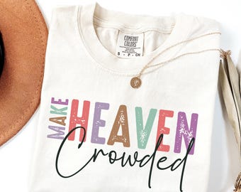Camiseta "Make Heaven Crowded Comfort Colors®", camiseta cristiana con gráficos en tonos pastel, camiseta religiosa con versículos bíblicos inspiradores.