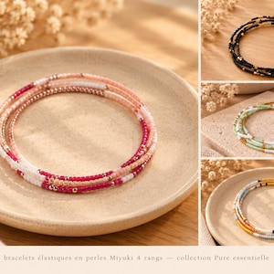 Könnte beinhalten: Ein Set aus vierreihigen elastischen Armbändern aus kleinen Miyuki-Perlen in verschiedenen Farbkombinationen, darunter Rosa, Weiß, Schwarz, Grün und Blau, akzentuiert mit metallisch goldenen Perlen, präsentiert in der Kollektion Pure essentielle.