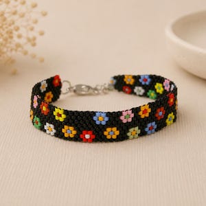 Miyuki-pärlarmband med blommönster – färgglatt handgjort boho-armband – originell present till kvinnor