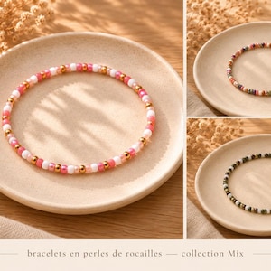 Peut inclure: Trois bracelets composés de petites perles de rocaille rondes dans des combinaisons de couleurs variées, incluant rose, blanc et or métallique, des tons terreux multicolores, et vert foncé et blanc, présentés sur des coupelles en céramique.
