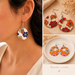 Peut inclure: Boucles d'oreilles pendantes en forme de créoles composées de petites perles. Les motifs floraux présentent des combinaisons de couleurs variées incluant le blanc, le bleu, l'orange, le rouge et le rose. Chaque boucle est munie d'un crochet en métal argenté.