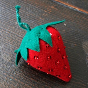 Vintage Style Kitsch Sequined and Beaded Felt Strawberry Christmas Ornament image 3