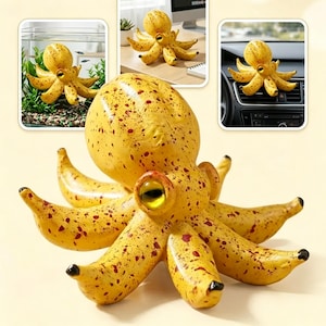 Könnte beinhalten: Eine gelbe Oktopus-Figur mit braunen Sprenkeln, die einen abgerundeten Kopf und mehrere bananenförmige Tentakel aufweist. Das Wesen hat große, glänzende gelbe Augen mit dunklen Pupillen, und die Spitzen der bananenförmigen Tentakel sind schwarz.