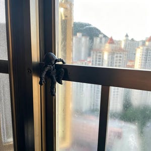 Mystisk huvad hacker minifigur monitor skrivbordsdekoration