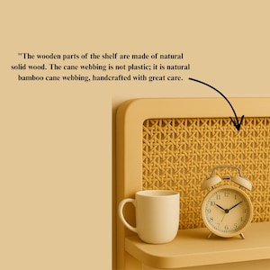 Puede incluir: Una estanter&iacute;a crema con respaldo de mimbre tejido, que sostiene una taza blanca y un despertador vintage. El reloj tiene una esfera crema con n&uacute;meros y manecillas negras. La estanter&iacute;a est&aacute; hecha de madera maciza natural y mimbre de bamb&uacute;.