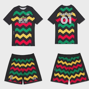 Könnte beinhalten: Schwarzes Trikot-Set mit einem Zickzackmuster in Rot, Gelb und Grün. Das Trikot trägt den Schriftzug "BOB MARLEY" und die Nummer "01". Die Shorts haben das gleiche Muster und die Nummer "01".