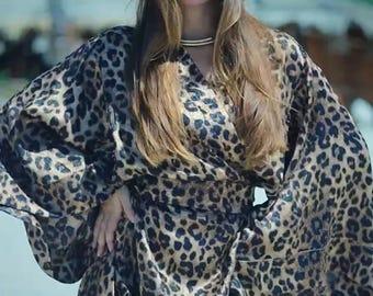 Kimono de seda jacquard con estampado de leopardo - Elegante pareo o bata de playa