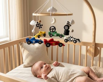 ベビーベッド用レーシングカーベビーモビール、フォーミュラカーの子供部屋装飾、手作りのフェルト製ベビーモビール、男の子用子供部屋モビール、ベビーシャワーギフト、子供部屋モビール