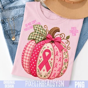 Puede incluir: Una camiseta rosa claro con un gráfico de una calabaza estilo patchwork decorada con varios tonos de rosa, incluyendo patrones de cuadros vichy, lunares y flores. La calabaza incluye un lazo rosa de concienciación sobre el cáncer de mama.