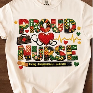 Könnte beinhalten: Ein cremefarbenes T-Shirt mit dem Text PROUD NURSE in einer Patchwork-Schriftart mit roten, grünen und gelben Mustern. Das Design enthält eine Arzttasche, ein Stethoskop, ein Herz, eine Herzschlaglinie, Sterne und eine Pflastergrafik.