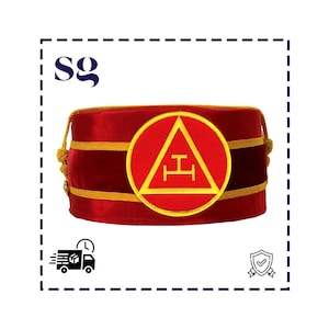 Könnte beinhalten: Eine rote Samtkappe mit goldenen Verzierungen und einem kreisförmigen Emblem mit einem gelben Dreieck und Symbol. Die Kappe hat eine abgerundete Form und ist wahrscheinlich für zeremonielle oder bruderschaftliche Zwecke bestimmt. Das Bild ist vor einem weißen Hintergrund.