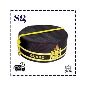 Puede incluir: Gorra negra con una banda y ribete amarillos, con la palabra "GUARD" en letras doradas. La gorra tiene un detalle de cuerda dorada y un emblema decorativo con un águila y otros símbolos.